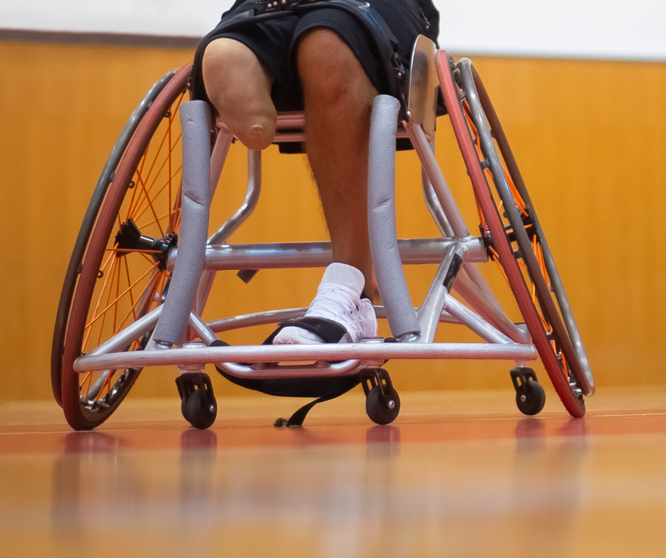 Fisioterapeutas y rehabilitadores del hospital de Torrevieja colaboran con los futbolistas en silla 