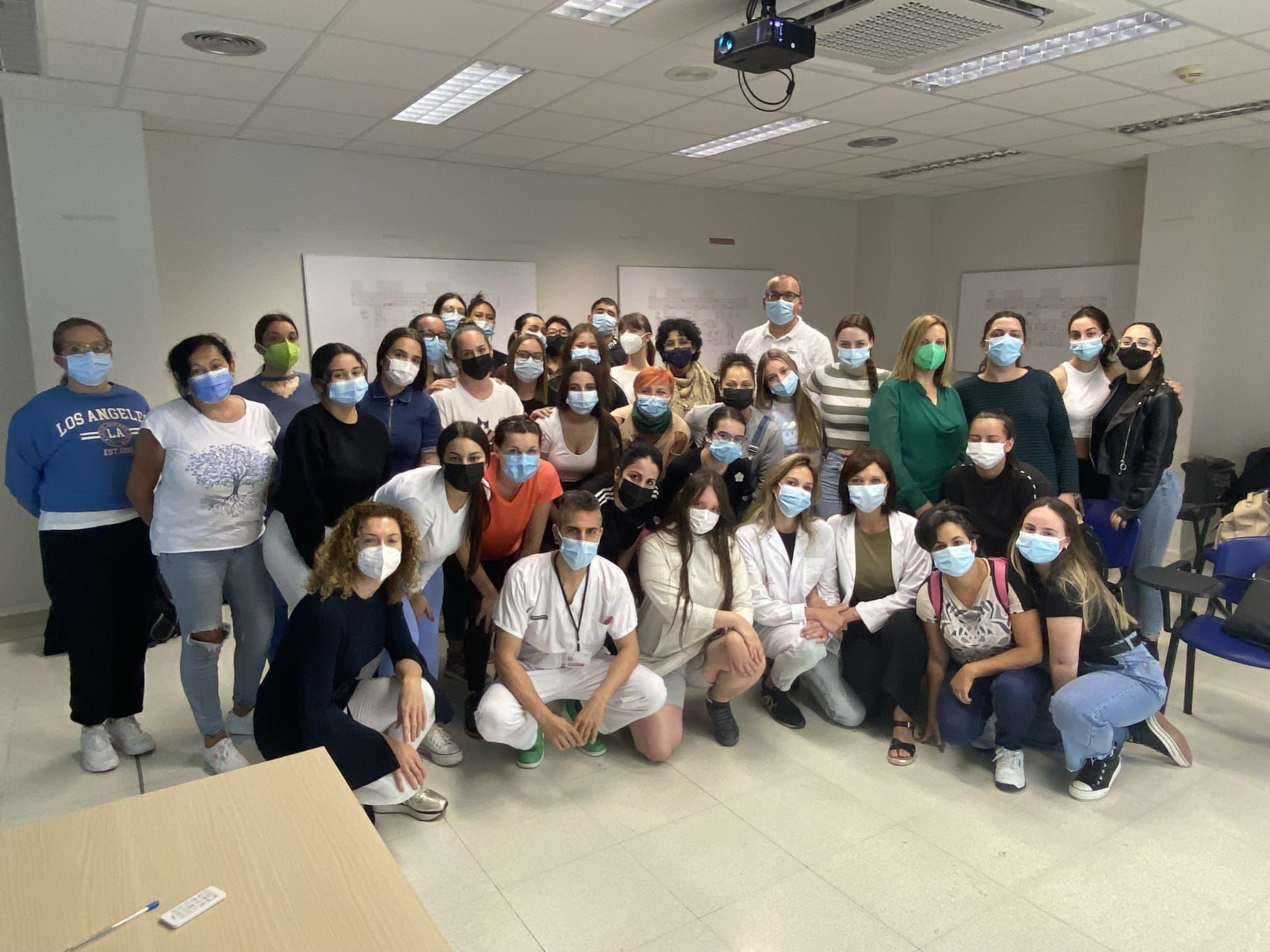 L'Hospital de Torrevieja acull durant l'estiu alumnes internacionals que trien el departament per a 